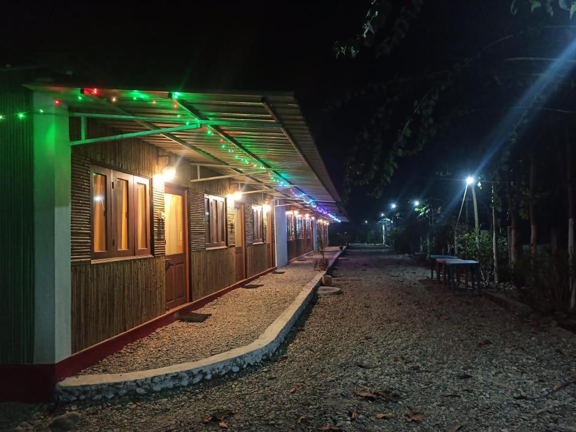 Grasshopper Jungle Queen Resort Chalsa Exterior photo