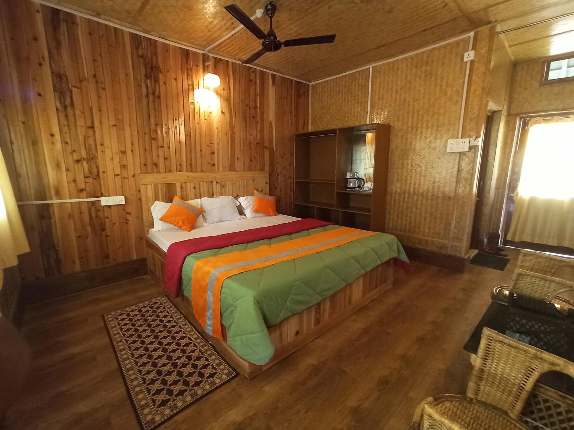 Grasshopper Jungle Queen Resort Chalsa Exterior photo