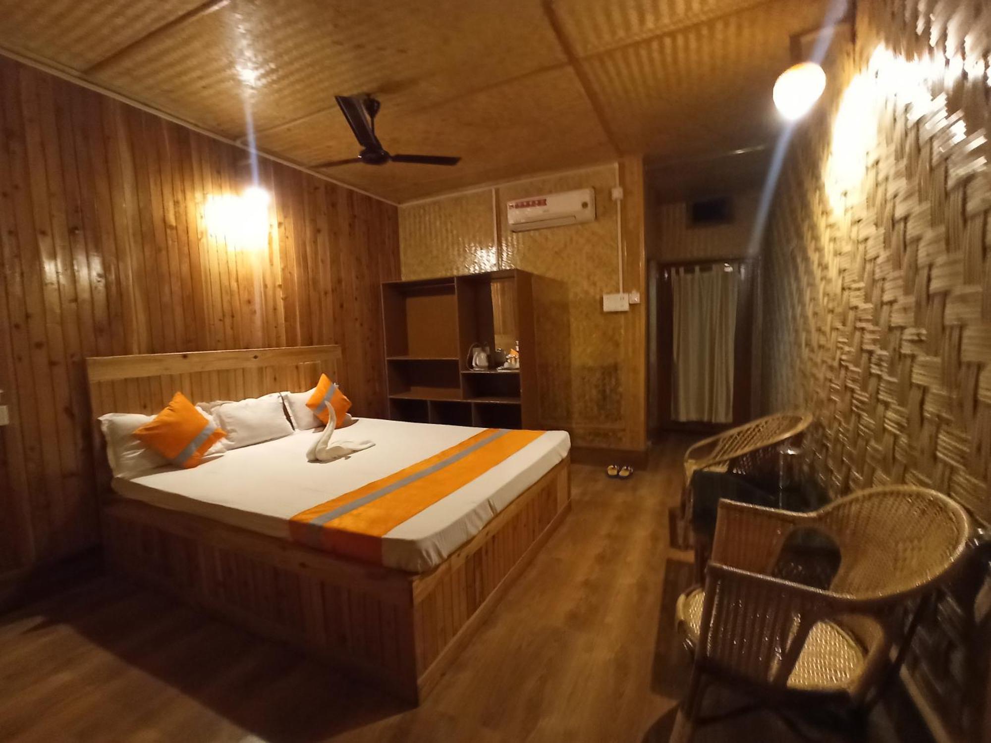 Grasshopper Jungle Queen Resort Chalsa Exterior photo