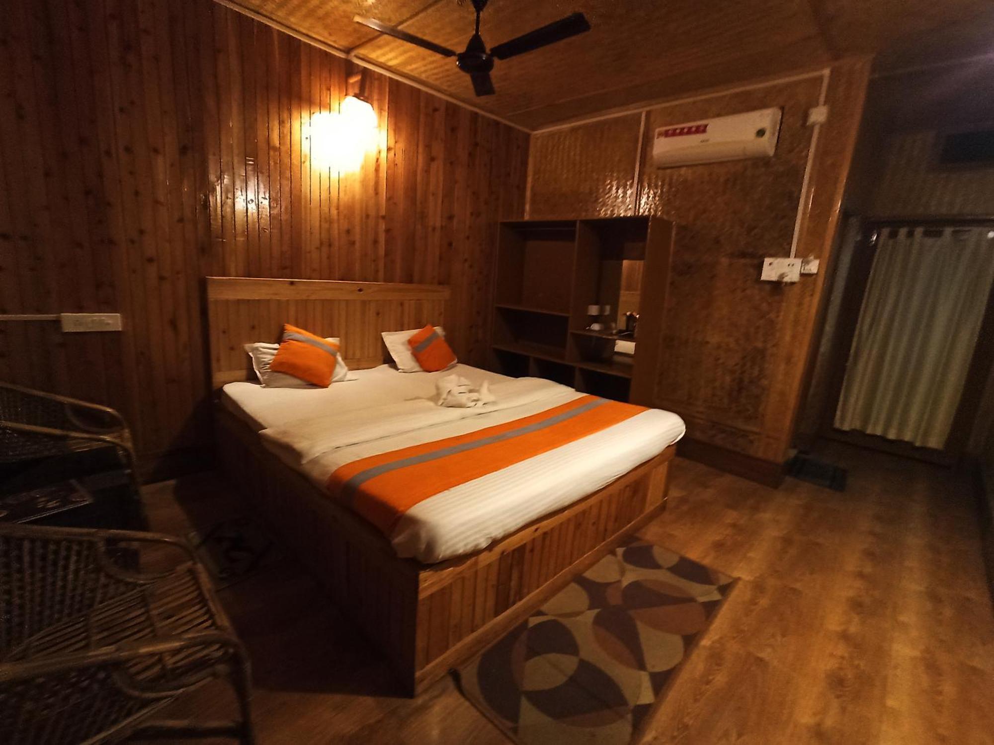 Grasshopper Jungle Queen Resort Chalsa Exterior photo