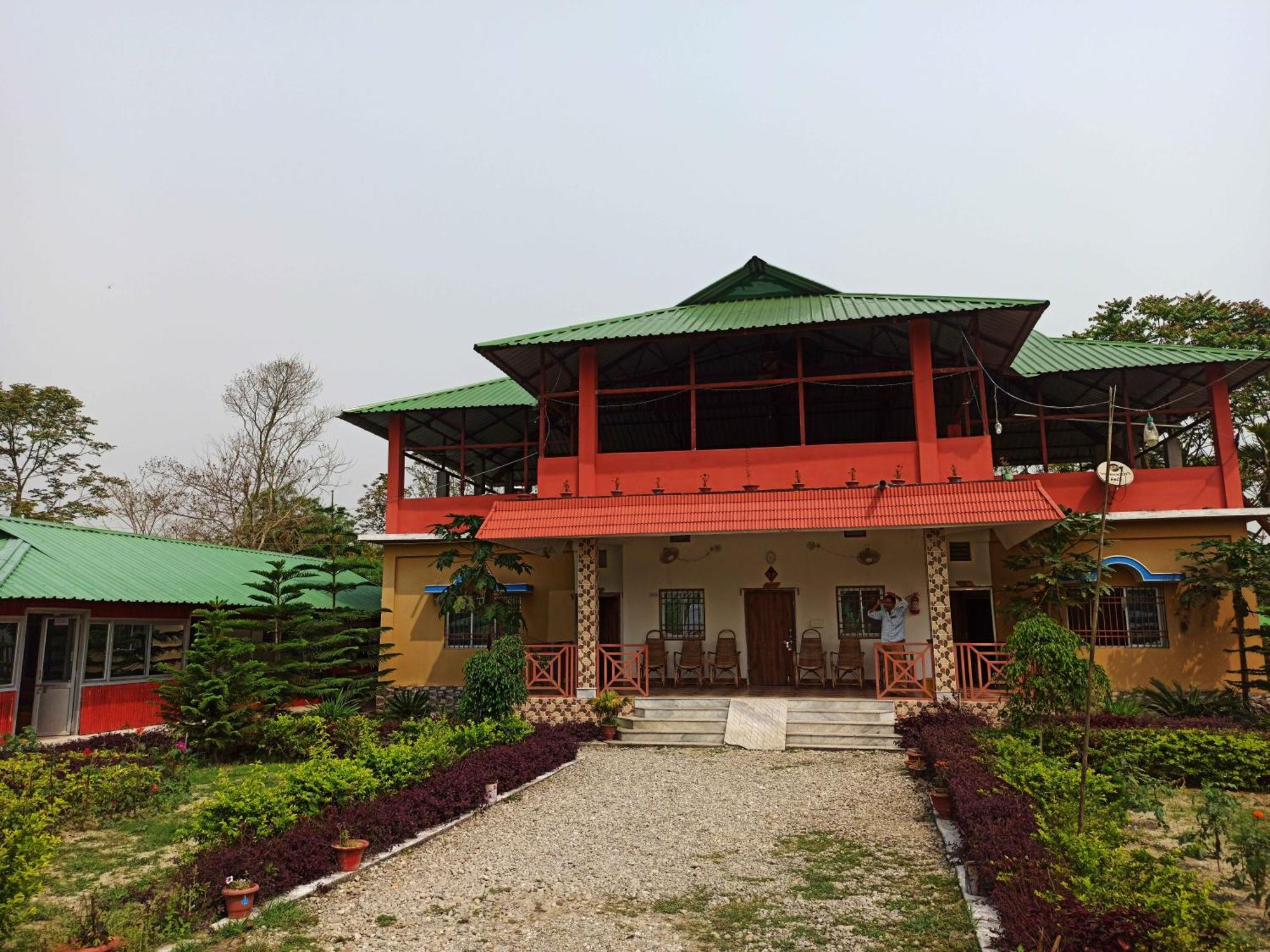 Grasshopper Jungle Queen Resort Chalsa Exterior photo