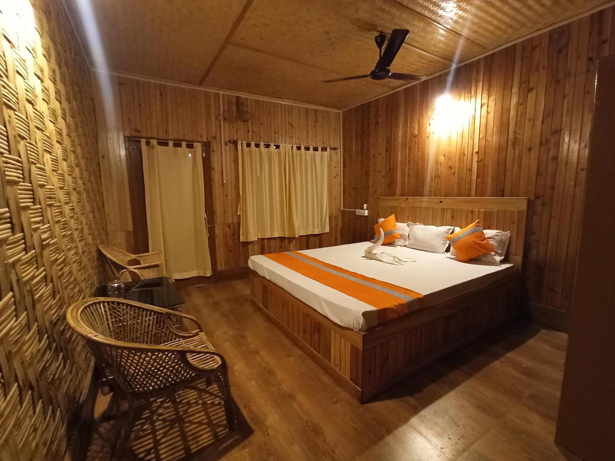 Grasshopper Jungle Queen Resort Chalsa Exterior photo
