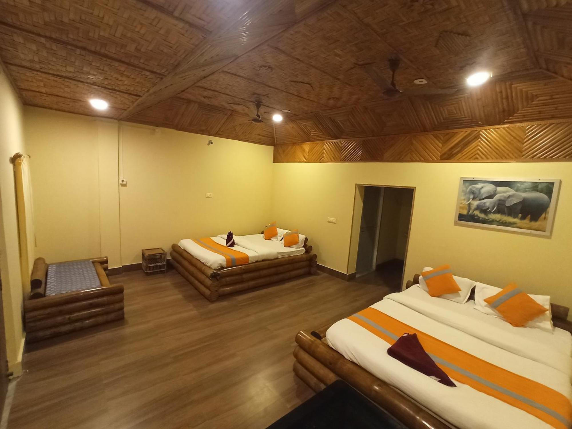 Grasshopper Jungle Queen Resort Chalsa Exterior photo